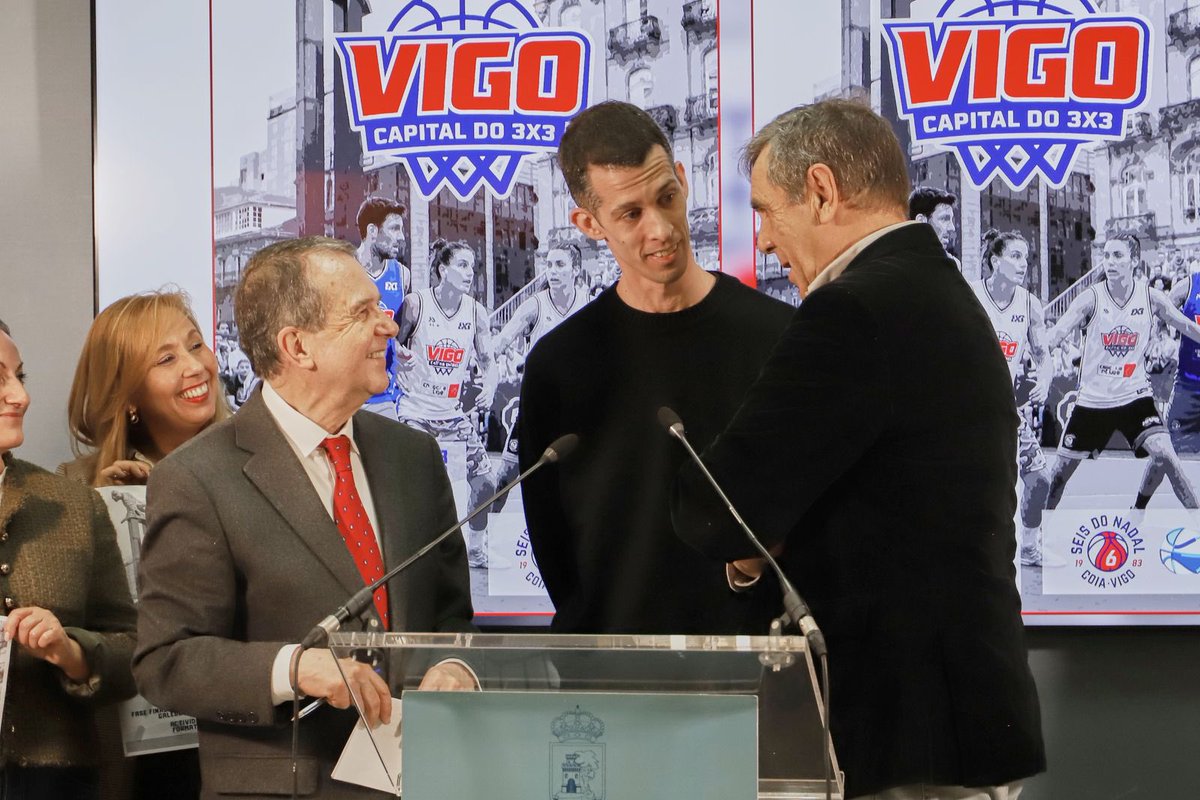 🏀 Hoxe presentamos o noso proxecto “𝐕𝐢𝐠𝐨, 𝐂𝐚𝐩𝐢𝐭𝐚𝐥 𝐝𝐨 𝟑𝐱𝟑”.

🫱🏻‍🫲🏼 Xunto a <a href="/abelcaballero/">Abel Caballero</a>, Alcalde de Vigo; Manel Fernández, concelleiro de Deportes; e Julio Bernárdez, Presidente da <a href="/FGB_Baloncesto/">FGB</a>; anunciamos un calendario de actividades co 3x3 como protagonista.