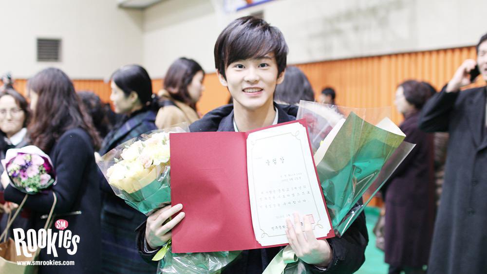 127RCHIVE's tweet image. eleven years ago today, Mark graduated middle school.