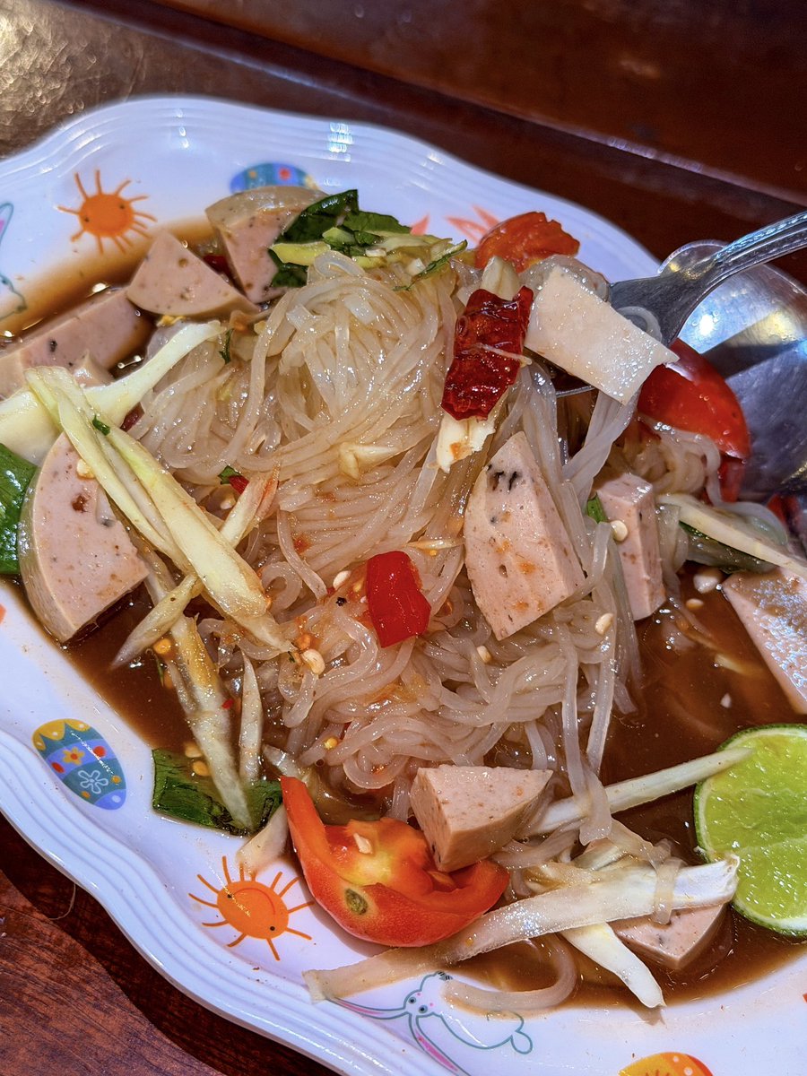 มากินข้าวในตลาดนัด เจอคนเอารูปตำเส้นเล็กไปใช้รูปเรา จำได้แม่น
หิวพอดีเลยลองสั่งมากิน 1 จาน จะทำเหมือนเปล่า 
อืมรสชาติก็คล้ายที่แจกสูตรไปนะ ถ้าเพิ่มน้ำปลาร้าอีกหน่อยนะ เป๊ะเลย

เลยถ่ายภาพให้ร้าน 1 รูป 555555