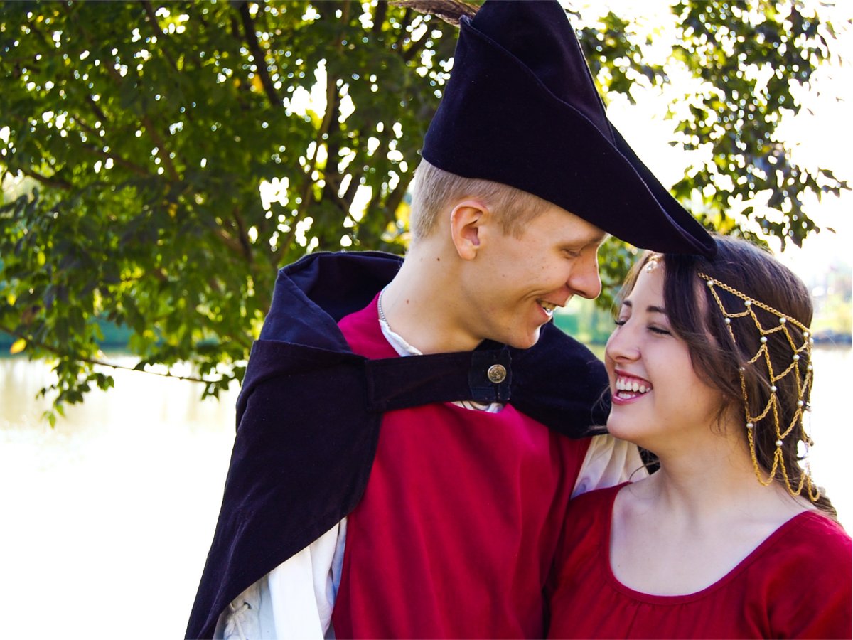 Enjoy a romantic charcuterie platter, sparkling water &amp; wine while watching the joust! Daily at 11:30 AM, 2:00 PM &amp; 4:00 PM for $60 per couple (21+ with ID)!

🎟️ etix.com/ticket/e/10563…  

#BayAreaRenaissance #OnlyAtBARenaissance #ExploreBayArea #LoveFL #RenFest #Huzzah