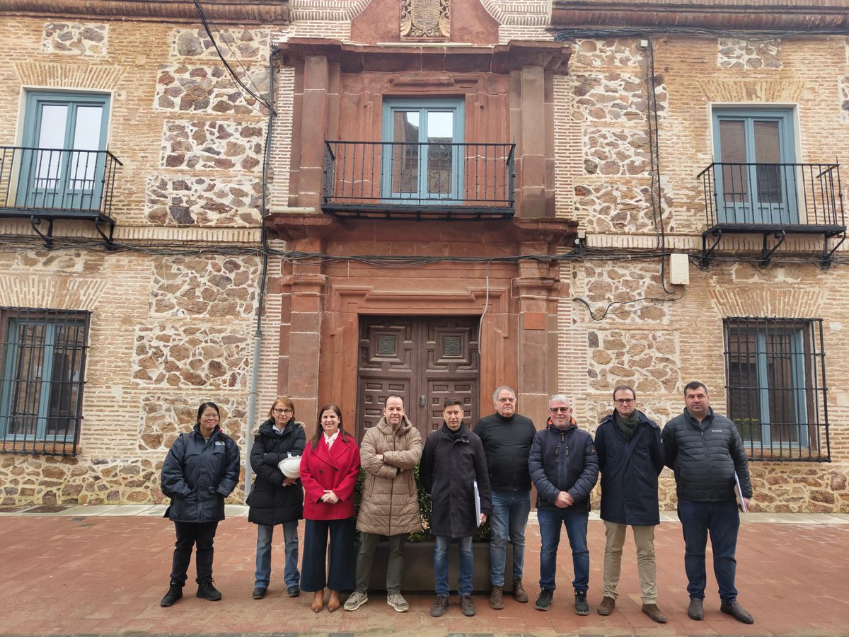 🆕 Se firma el acta de replanteo de la segunda fase de la futura Hospedería de La Merced de Herencia.
Se abordarán los trabajos de rehabilitación del patio interior y zona de piscina de patio exterior, demoliciones interiores y tabiquerías y preinstalaciones en las habitaciones.