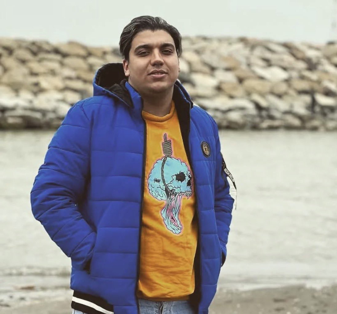 پیام:
«خانواده‌ی سپهر شکری (#سپهر_بابا) به شدت تحت فشارند که سپهر رو بسیجی اعلام کنند و مادر خانواده محکم ایستاده که نه قبول نمی کنم.
حتی از دفتر پزشکیان مستقیم با خانواده تماس گرفتن و وعده‌های هنگفت دادن و خانواده قبول نکردن.
تو قدم اول بعد از این که پیکر رو داخل سوله بانوان