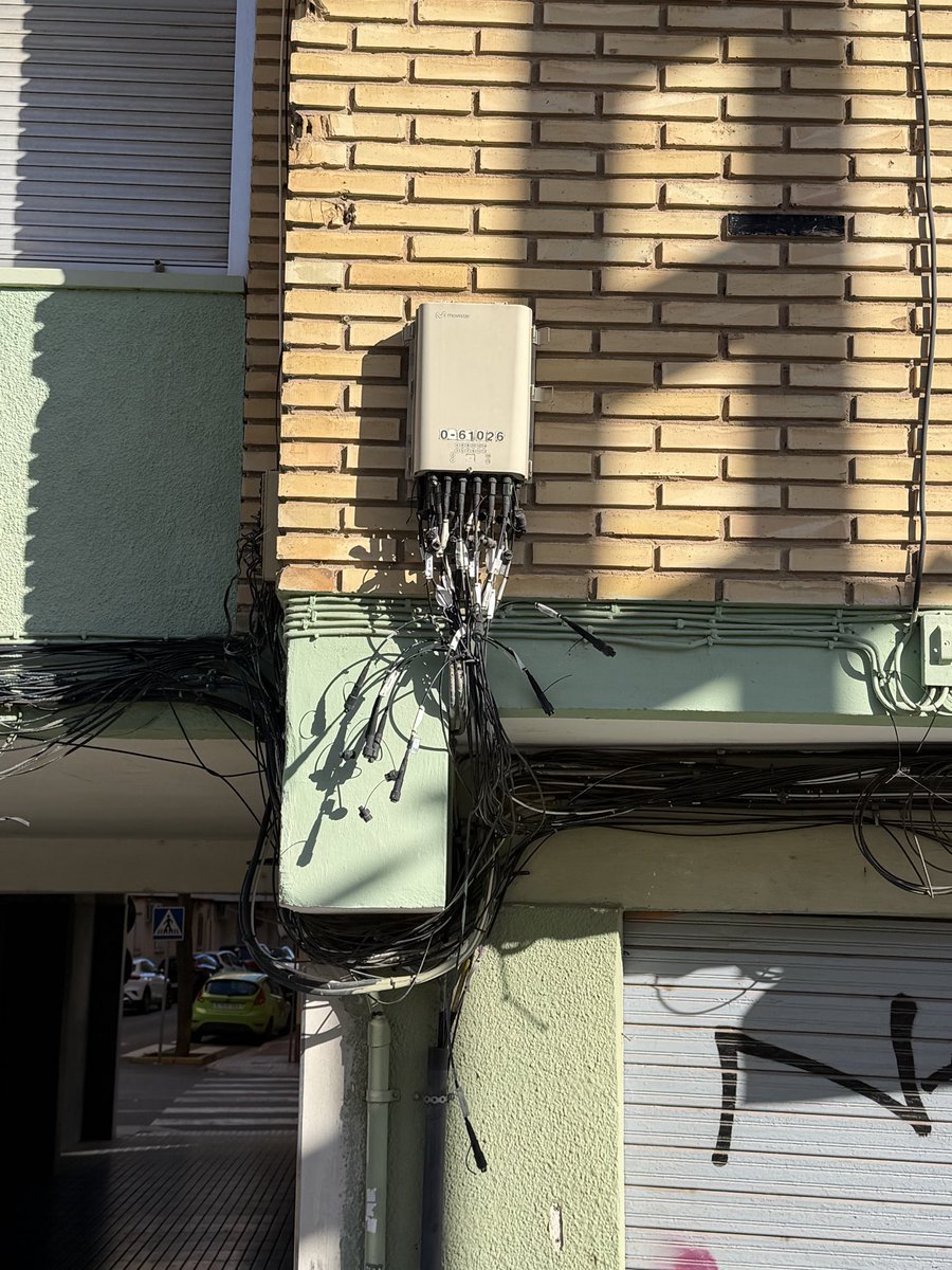 Esta imagen tan común en España sobre todo en construcciones del siglo XX dice mucho sobre nuestra cultura del apaño y lo que favorece las soluciones rápidas, baratas y acumulativas. Aunque afeen y degraden.