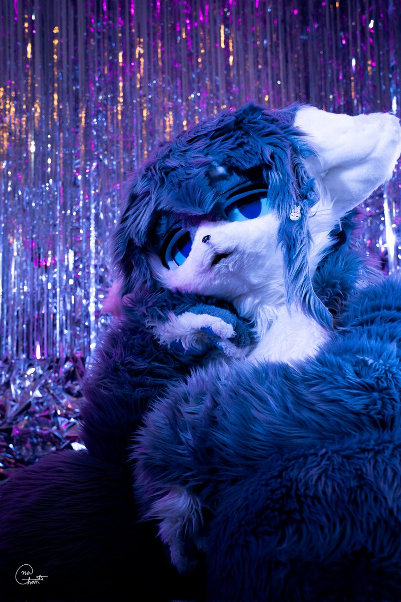 #FursuitFriday
무슨일 때문에 이런곳까지 왔지?