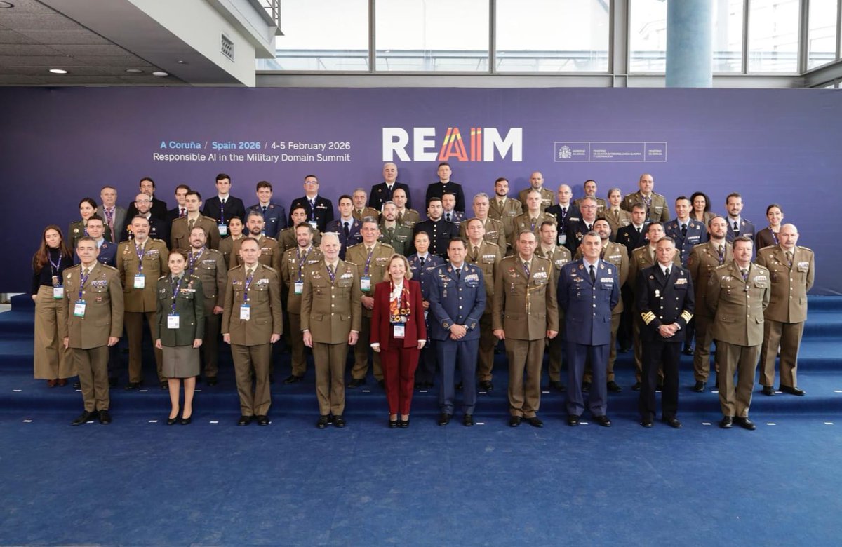 Defensagob's tweet photo. Intensa jornada en #REAIM2026 #ACoruña. En su último día, la #SEDEF @AmparoValcarce1 y el #JEME visitan empresas reconocidas en aplicar la inteligencia artificial: “Para seguir avanzando en una defensa estratégicamente responsable y alineada con los valores que compartimos”. https://t.co/SwAS0yHW0C