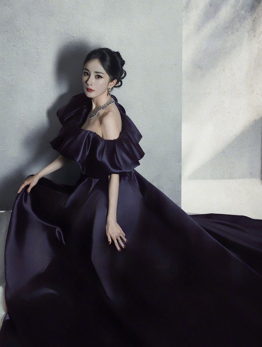 ก็เป็นทั้ง Weibo Queen 🎉🎉 และนักแสดงผู้ทรงเกียรติแห่งปี 2025 (微博年度荣耀演员) ของเว่ยป๋อไปเลยสิคะ !!!

หยางมี่ชีมาเอามงจริงงงง ออร่าสมความควีนในชุดสีม่วงสุดจึ้ง
#หยางมี่ #YangMi  #WeiboNight