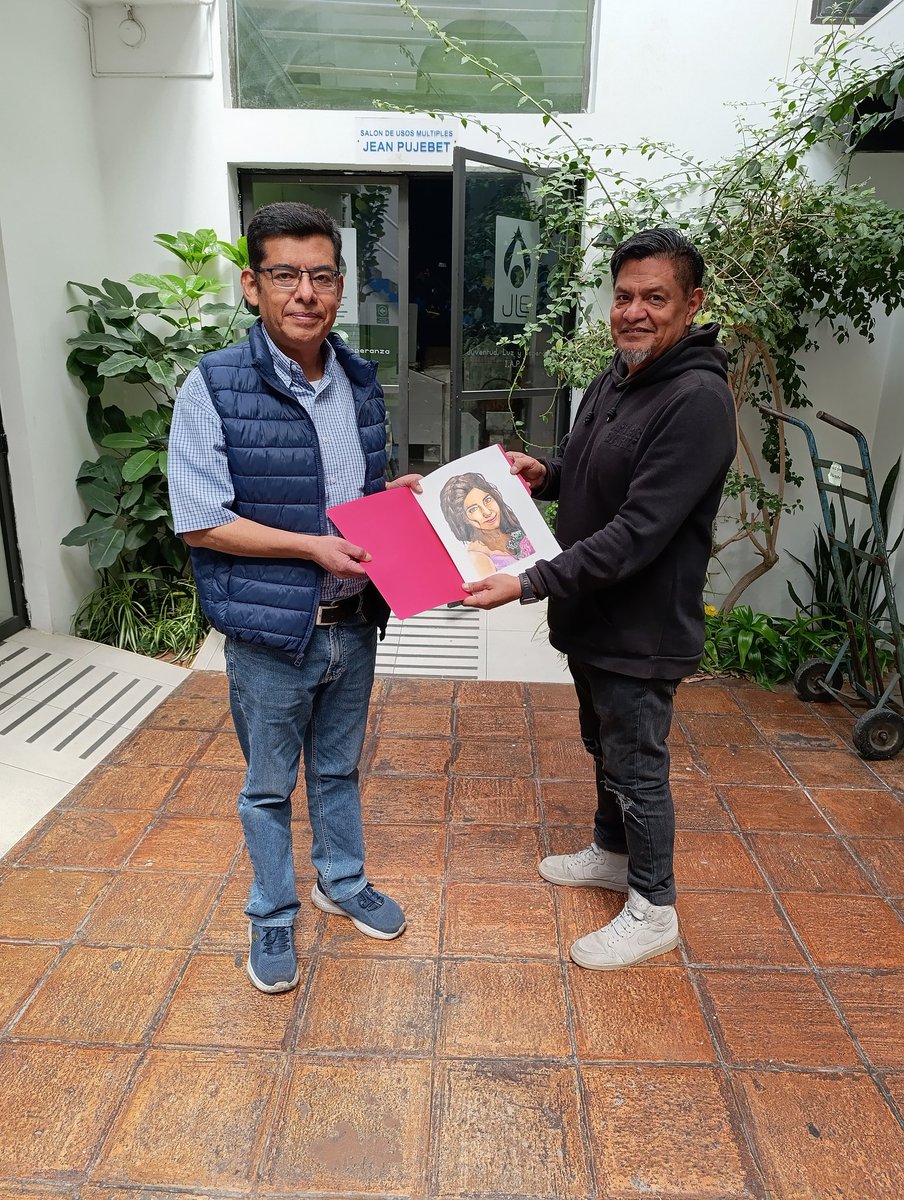 JLE_IAP's tweet photo. Hoy vivimos un momento muy especial al entregar el retrato creado por nuestro artista anónimo. Felicitamos con orgullo al ganador de esta obra y agradecemos profundamente a todas las personas que participaron en la rifa, haciendo posible compartir arte, esperanza y unión, valores que nos fortalecen como comunidad.