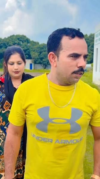 DrHemantMaurya's tweet photo. एक वायरल वीडियो से मिली पहचान, और अब गंभीर आरोपों के घेरे में एक नाम।

₹10 वाला बिस्कुट कितने का है जी से चर्चा में आए इन्फ्लुएंसर Shadab Jakati पर छत्तीसगढ़ की एक महिला ने चौंकाने वाले आरोप लगाए हैं। 

महिला का दावा है कि डर और दबाव बनाकर डेढ़ साल तक उससे शारीरिक संबंध बनाए गए। 

मामला यहीं नहीं रुका। जब उसने शिकायत करने की कोशिश की, तो आरोप है कि शादाब की पत्नी ने उसके साथ मारपीट की।

सोशल मीडिया पर मुस्कान और मज़ाक दिखाने वाली दुनिया के पीछे क्या सच छुपा होता है, यह मामला उसी सवाल को फिर खड़ा करता है। 

क्या यह भरोसे का दुरुपयोग है या आरोपों के पीछे कोई और सच्चाई है।

अब देखना यह है कि कानून इस शोर के बीच सच तक कैसे पहुंचता है।