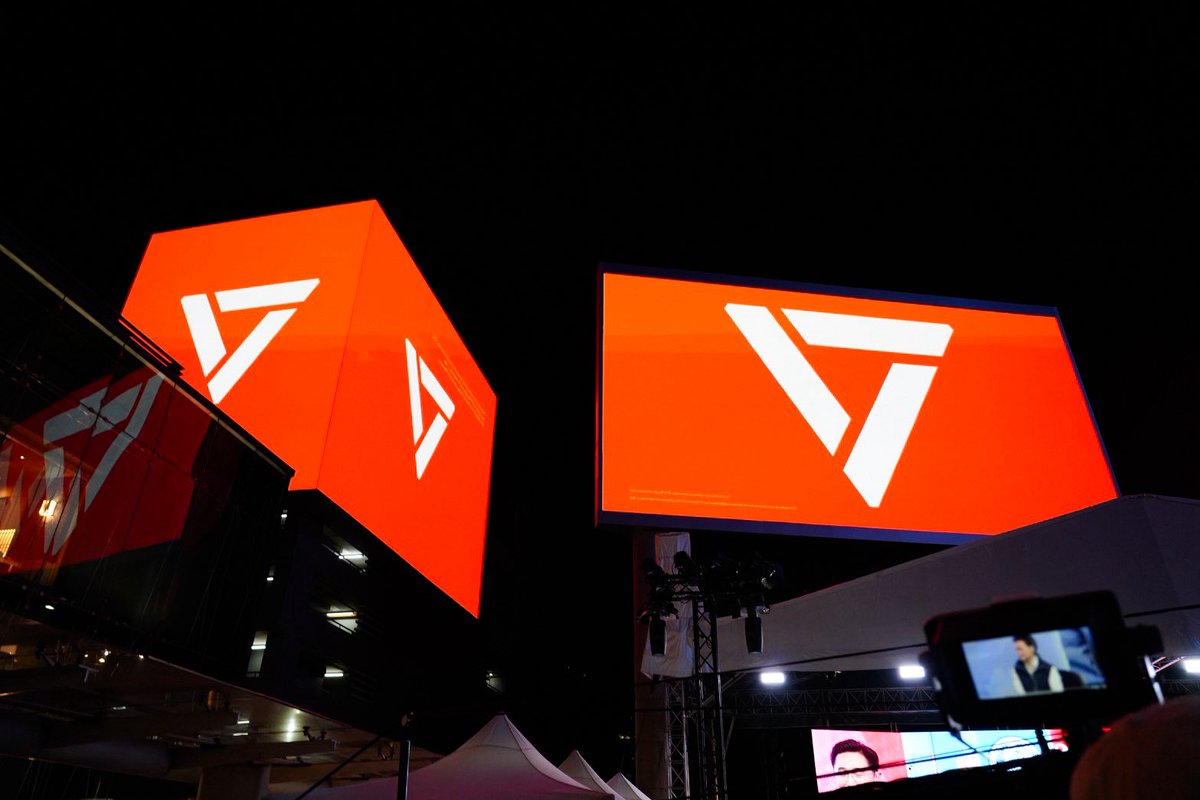 ไม่ว่าท่านจะสนับสนุนพรรคประชาชนหรือไม่
ไม่ว่าท่านจะเห็นด้วยหรือไม่กับข้อเสนอของเรา
.
แต่ผมเชื่อว่าเรามีความฝันร่วมกัน คือ 
อยากเห็นลูกหลานเติบโตในประเทศที่ดีกว่าวันนี้
เห็นประเทศที่ยุติธรรม โปร่งใส และไม่ทิ้งใครไว้ข้างหลัง
.
พวกเรามีความปรารถนาเพียงสิ่งเดียว