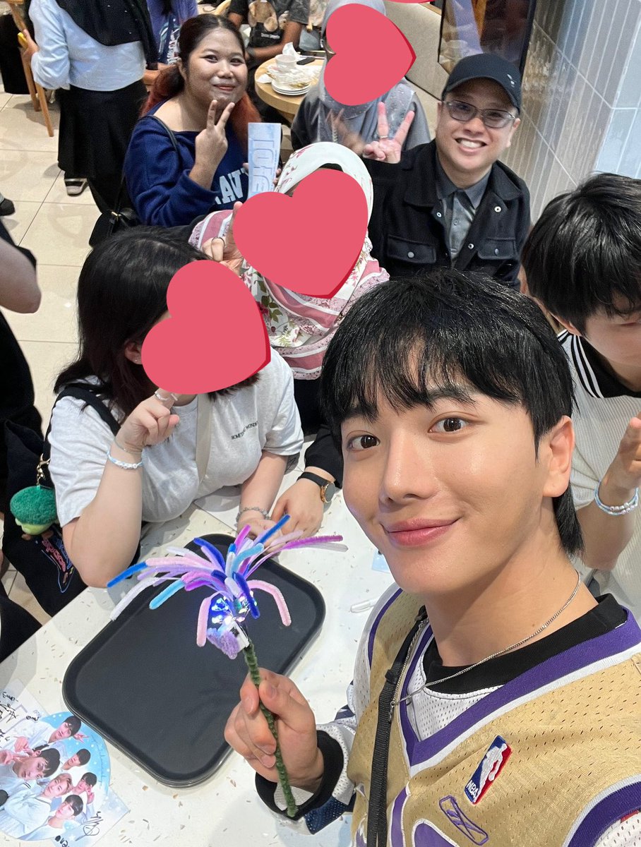 johncoffee95's tweet photo. dia ni eh? time skye dtg 1U 2025, aku sampai tanya dia ni staff ke sebab asyik follow skye macam staff. dia cakap eh taklah, saya fan je 😭 https://t.co/oBJFzYArQY
