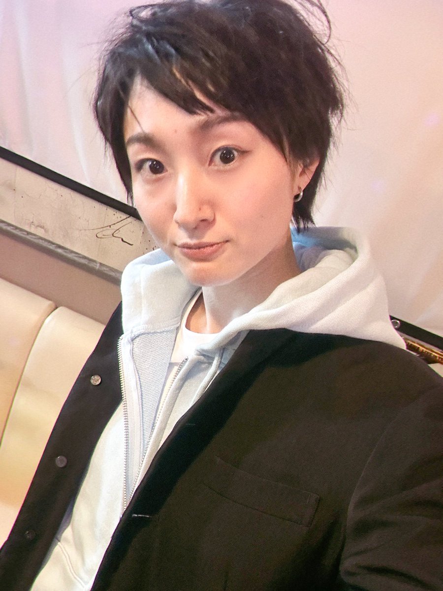 こんばんは！
こちらのアカウントではお久しぶりでございます😎

皆さまお元気ですか？
私は日々元気に、ゲ謎の世界を駆け回っております👁️

『#青春部隊』ビジュアル撮影時の自撮りがあったので今日はこちらを。

今後も毎週金曜日、よろしくお願いします！！

#柿いくみ