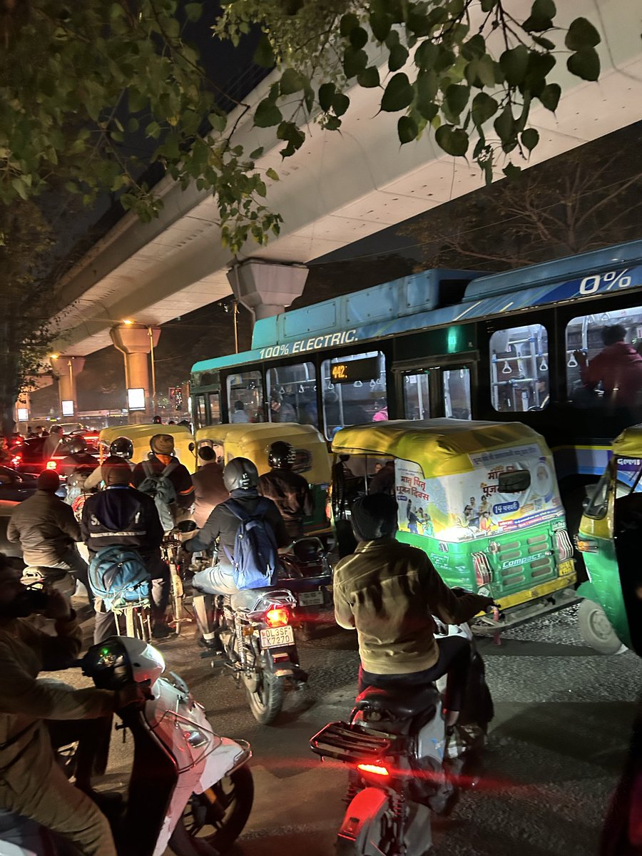 NirvanMehra's tweet photo. @dtptraffic @dtptraffic you are completely incompetent. Not one traffic personnel at any of the traffic lights!!! While cutting challans you guys are hiding behind bushes and at all traffic lights but when it comes to helping tax paying citizens you are nowhere to be seen. Shame!! https://t.co/UIeRmgxA4W