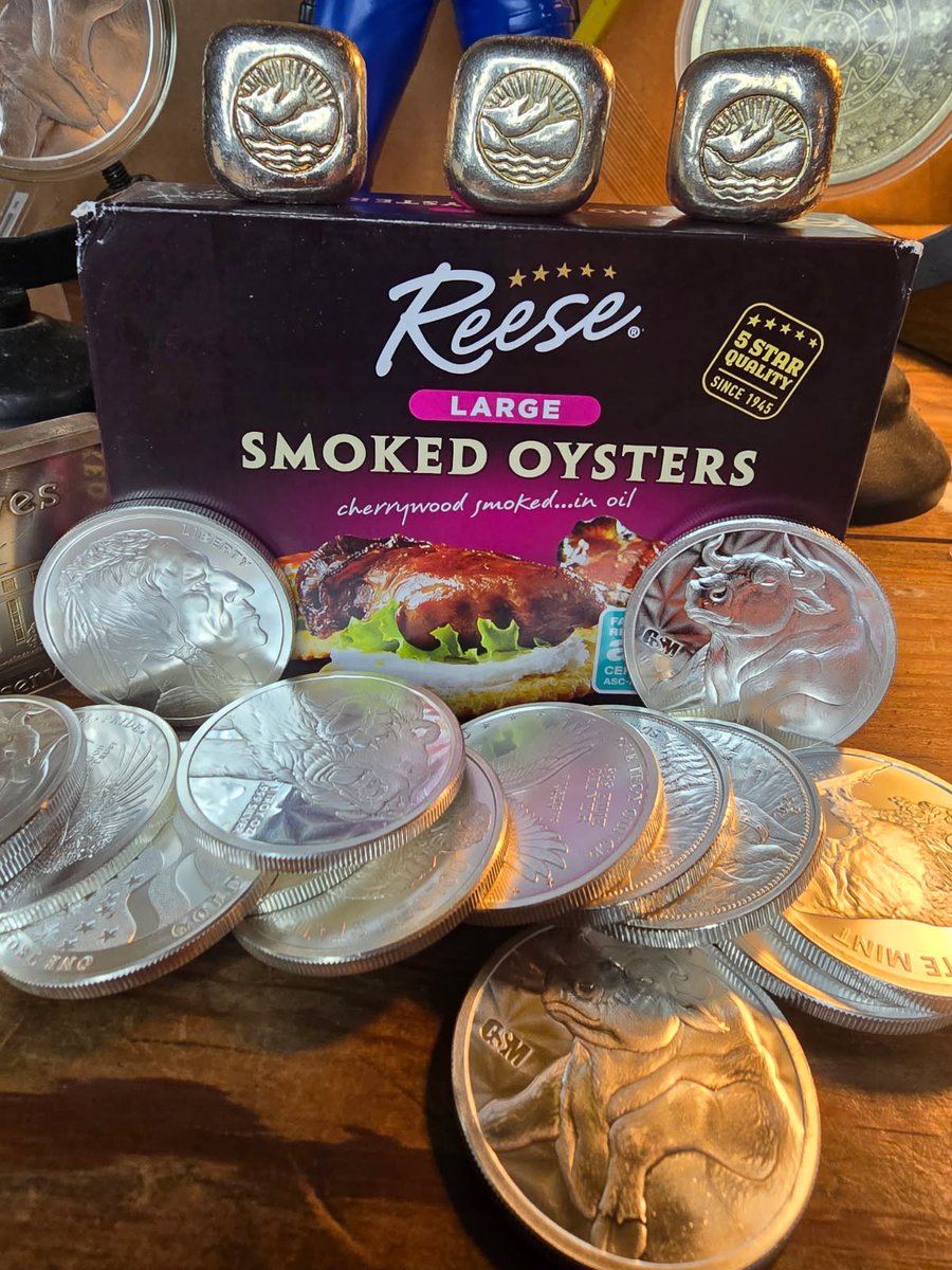 SkinnyAldeer's tweet image. I got #silver and smoked #oysters .