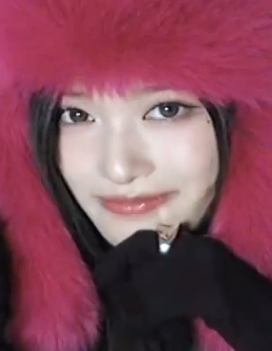 LEES2EO's tweet image. she lingers in quiet reverie—eyes drifting where dreams and memory entwine. soft breaths cradle the moment, while love rests weightless against her pulse, whispering in hush and glow