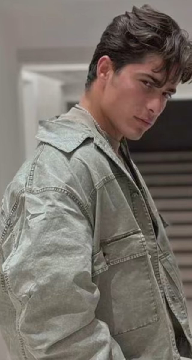 فقط یکی به من بگه مادرش چجوری اینو سپرد به خاک؟
اصلا این زیبایی و رعنایی رو چجوری میشه خاک کرد؟