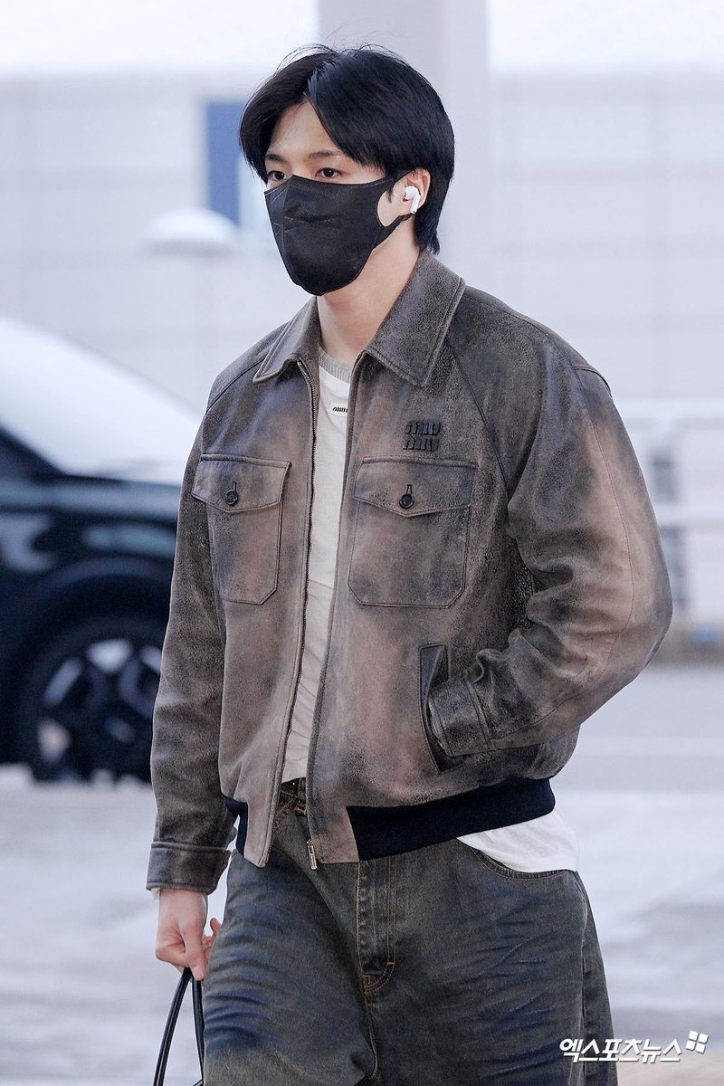 dailynohyuck's tweet image. jeno and haechan wearing miu miu jacket! safe skies~