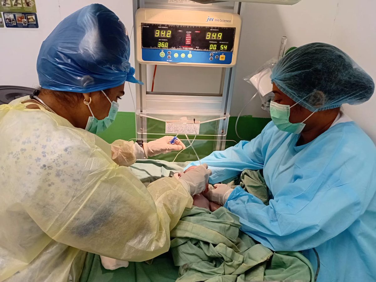 Con sensibilidad y entrega, la Dra. Linet Ramírez Álvarez, Esp. en Pediatría de la #BMCMaubisse 🇨🇺🇹🇱, demuestra cada día su compromiso y dedicación en el cuidado de la salud infantil dando los primeros cuidados del recién nacido.
#CubaCoopera