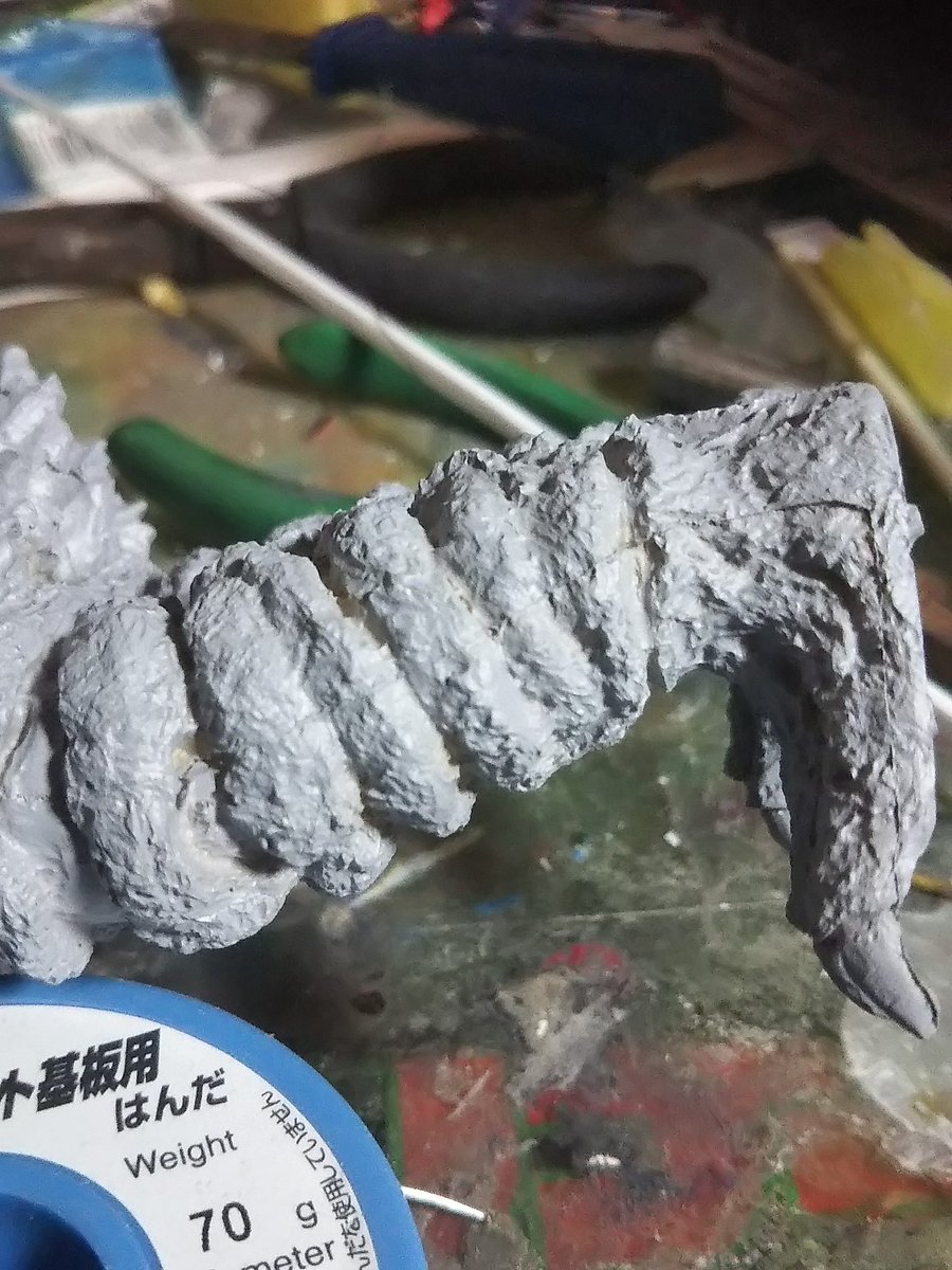 先日のワンフェスで結構買ってしまったので、とりあえずその前に買った獣志道さんのガラモンに手をつけました。サフを吹いただけですが超絶モールドが際立ちます。パーティングラインも有りますがモールドを消したくないのでヤスリで消すというより、ナイフなどでラインを荒らすくらいで良いかも。