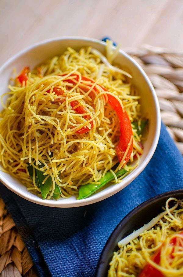 Living_Lou's tweet photo. Vegetarian Singapore noodles are a favourite!

Comes together with bell peppers, snow peas, bean sprouts, curry powder + turmeric.

RECIPE: https://t.co/Y6YTS3fpFg
#glutenfree #foodie https://t.co/5ewnT9MSms