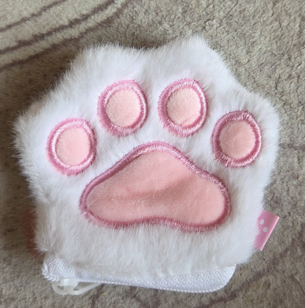 おはようございます！

これ可愛くてガチャガチャなんだけど色的にこの色が欲しくて一回で出た！小さな小物類なら入るしバッグ👜にも入る！
相手に思いを伝える時間それが届くか分からないけど文字を書いてる時間は尊いんだと思う。
今日は金曜日！明日はバレンタイン🍫