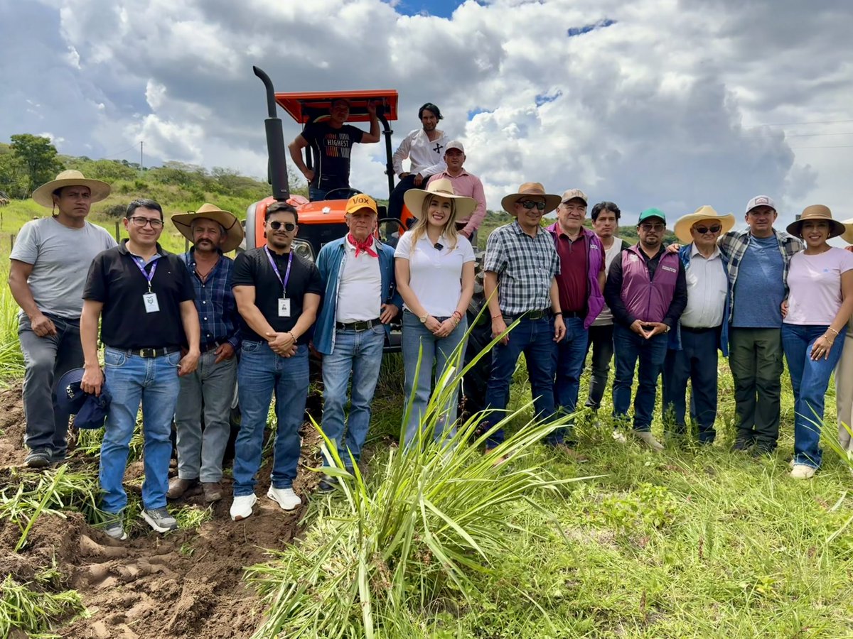 🚜🌾 | ¡Impulsamos el agro en #Loja!

<a href="/AlexandraMJaraM/">Alexandra Jara</a>, gobernadora, visitó en #Sacapalca a la Asociación “Madre de los Desamparados”, beneficiaria de  una Solucione de Mecanización Agroproductiva (SOMA) entregadas esta semana por el presidente <a href="/DanielNoboaOk/">Daniel Noboa Azin</a>.

#ElNuevoEcuador