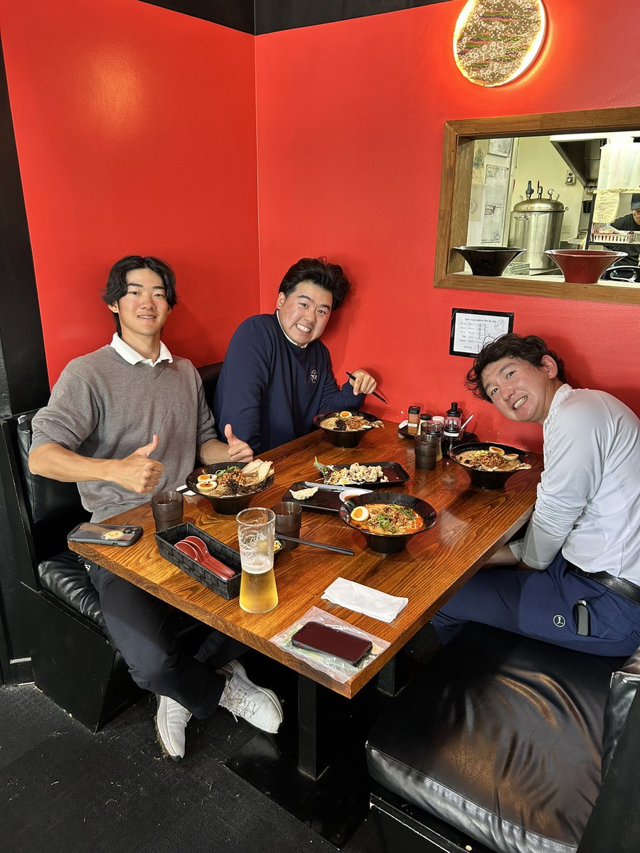 kinagolf11's tweet photo. 早稲田ゴルフ部黄金期のレギュラーメンバーたち今年は３人🇳🇿に合宿来てます。

竹原佳吾（真ん中）
安保卓哉（左）
はプロとして来年ツアーに参戦します。

小原力（右）
は来年からプロになります。

中野麟太朗も含め３人の応援よろしくお願いします！ https://t.co/flUDRP6WjE