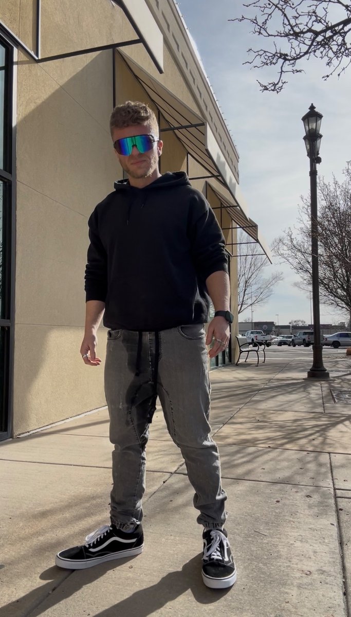 SLC_SneakLicker's tweet image. These big ass Vans make it hard to get to the bathroom in time 😅🫣