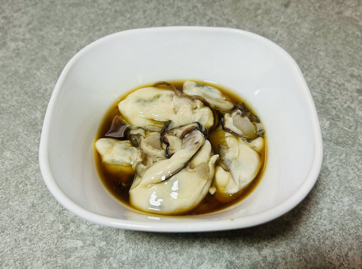 生牡蠣。チーズや貝や魚を食べて散歩してたらホント痩せる。焼肉も一時期めちゃくちゃ行ってたけど、部位によるとはいえ肉も大丈夫だった。二郎系に週5で通って毎回300gとか食べてたときは流石に太った。