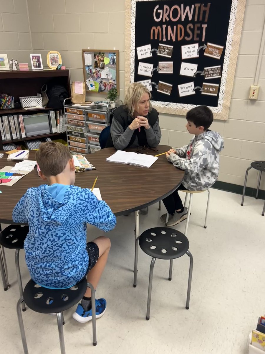 MVESGainesville's tweet image. These 3rd grade entrepreneurs are busy writing their #sharktank product pitches for our upcoming #MuseumNight 👏👏👏 #PBL @RonniceStephens @Hall_Schools