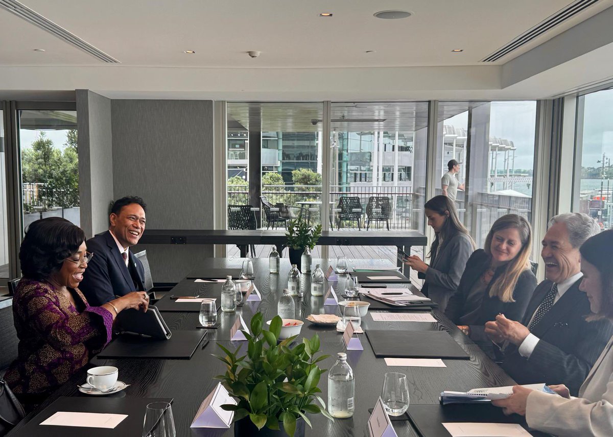 NewZealandMFA's tweet photo. The Minister has welcomed Commonwealth Secretary-General Shirley Botchwey on her first official visit to New Zealand today in Auckland. 🇳🇿

They discussed:
- the important role that the Commonwealth plays in bringing together countries with shared values;
- ⁠New Zealand’s support for an effective Commonwealth that focuses on its core strengths such as promoting democracy, human rights and good governance; 
- ⁠the Commonwealth’s engagement in the Pacific. 👏🌏

See the Minister’s press release for the meeting with Secretary General Botchwey here:

https://t.co/Oj0U1tjgnn

@AyorkorBotchwey