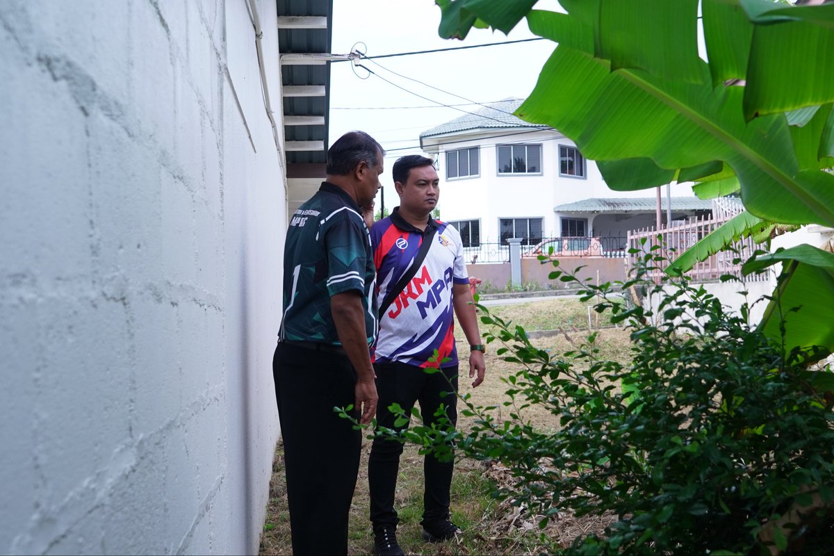 MPAG_OFFICIAL's tweet photo. 12 FEBRUARI 2026, KHAMIS :-
Operasi Pembersihan Lorong Belakang Rumah Awam Pulau Sebang 1 dengan kerjasama Jabatan Kebersihan, Jabatan Landskap, Jabatan Kesihatan Persekitaran, Jabatan Bangunan, Jabatan Penguatkuasaan MPAG serta SWCorp dan SWM Environment. https://t.co/GeRvXCDPKc
