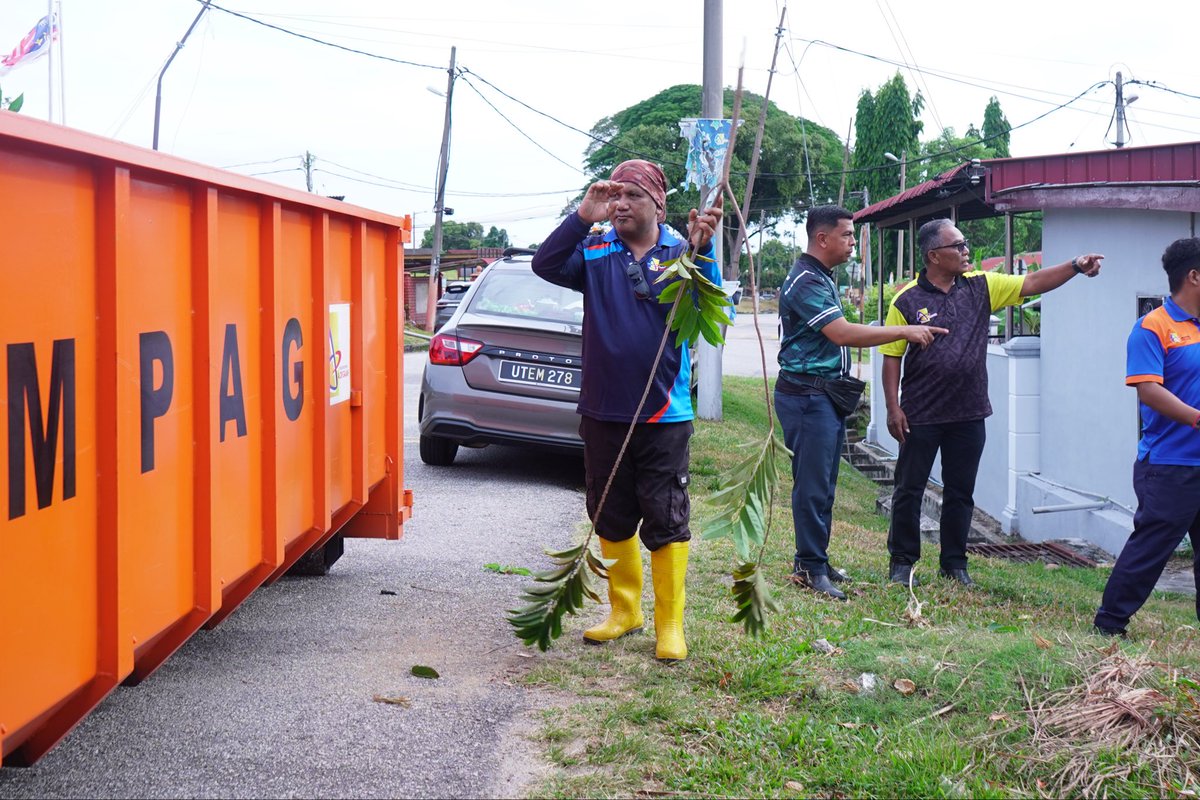 MPAG_OFFICIAL's tweet photo. 12 FEBRUARI 2026, KHAMIS :-
Operasi Pembersihan Lorong Belakang Rumah Awam Pulau Sebang 1 dengan kerjasama Jabatan Kebersihan, Jabatan Landskap, Jabatan Kesihatan Persekitaran, Jabatan Bangunan, Jabatan Penguatkuasaan MPAG serta SWCorp dan SWM Environment. https://t.co/GeRvXCDPKc