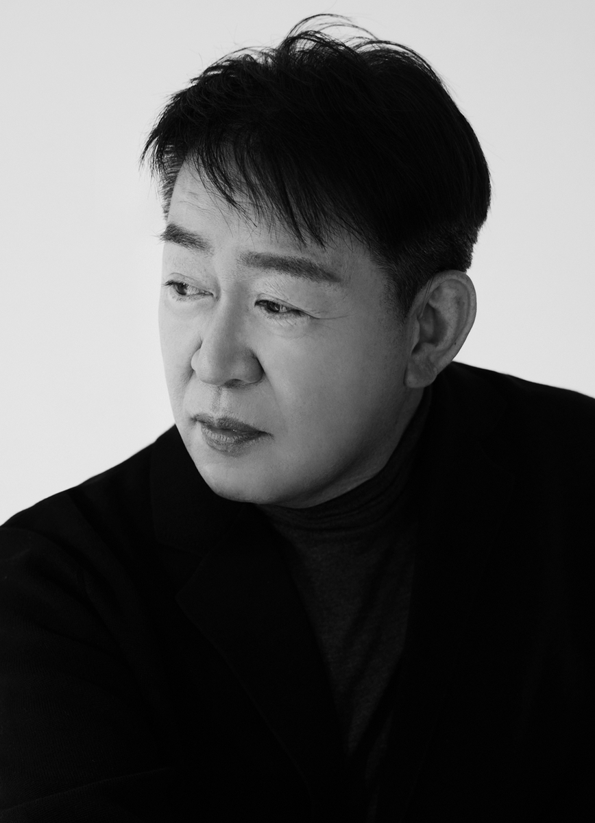 imbcenews's tweet photo. 유리상자→김현철 제작한 김평희 대표, 사진작가 데뷔
#유리상자 #Yurisangja #김현철 #KimHyunChul
#김평희대표 #사진작가데뷔 #사진전 #iMBC연예
김평희 대표는 최근 'LFI 갤러리(Leica Fotographie International)'가 선정한 '마스터샷(Mastershot)'의 영예를 안으며 작가로서의 역량을 인정받았다.
마스터샷으로 선정된 작품은 김 대표가 이집트 여행 중 촬영한 것으로, '나는 지금 어디쯤에 있나'라는 주제를 담고 있다.
그는 "특별한 사건이 아닌, 스쳐 지나가는 찰나의 순간을 기록하고자 했다"고 밝혔다.
김 대표는 가수 김현철을 비롯해 유리상자, 이기찬, 박혜경, 모세, 서인영, 걸스데이, 모모랜드 등 국내 정상급 뮤지션들과 K팝 그룹을 제작하고 매니지먼트해 온 베테랑 음반 제작자다.
🔗https://t.co/zd1oUPMrRp