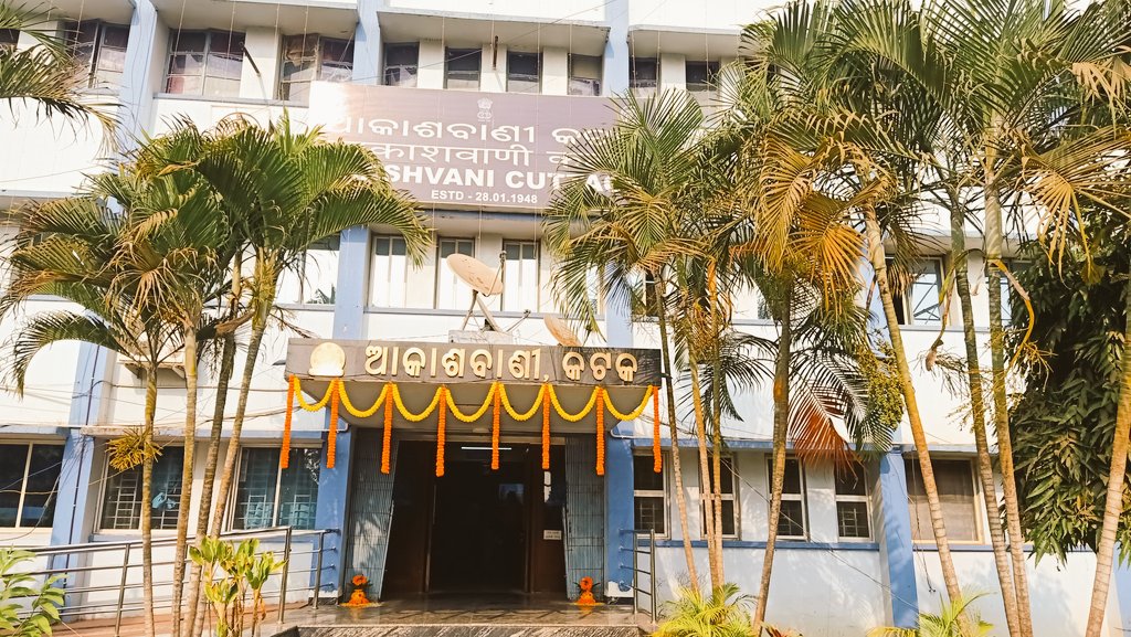 समाचारों का प्रस्तुतीकरण, फिल्मी गीतों सहित मनोरंजन के अन्य कार्यक्रम, आवश्यक सूचनाओं का प्रसार, सखी सहेली से लेके विविध भारती तक.रेडियो के साथ हम सभी की अनमोल यादें जुड़ी हैं। आज भी आधुनिक संचार के युग में रेडियो हमारे जीवन का अभिन्न हिस्सा है
#WorldRadioDay 
#विश्वरेडियोदिवस