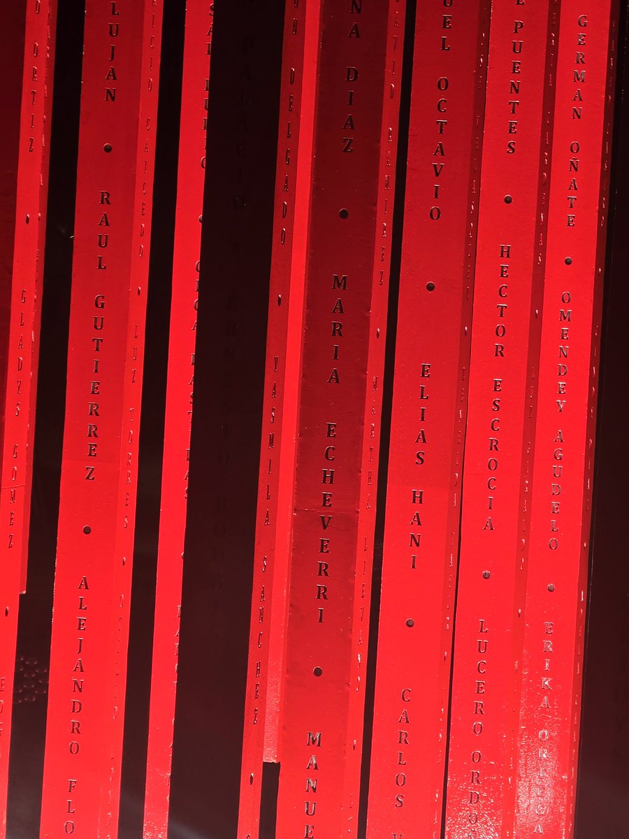 "Umbral" obra del artista Bogotano Carlos Castro, se inaugura hoy en homenaje al personal de salud, por el inmenso sacrificio que permitio salvar vidas durante la pandemia. A los que dieron su vida, a los que se expusieron para atender y salvar. A todos y todas gracias.