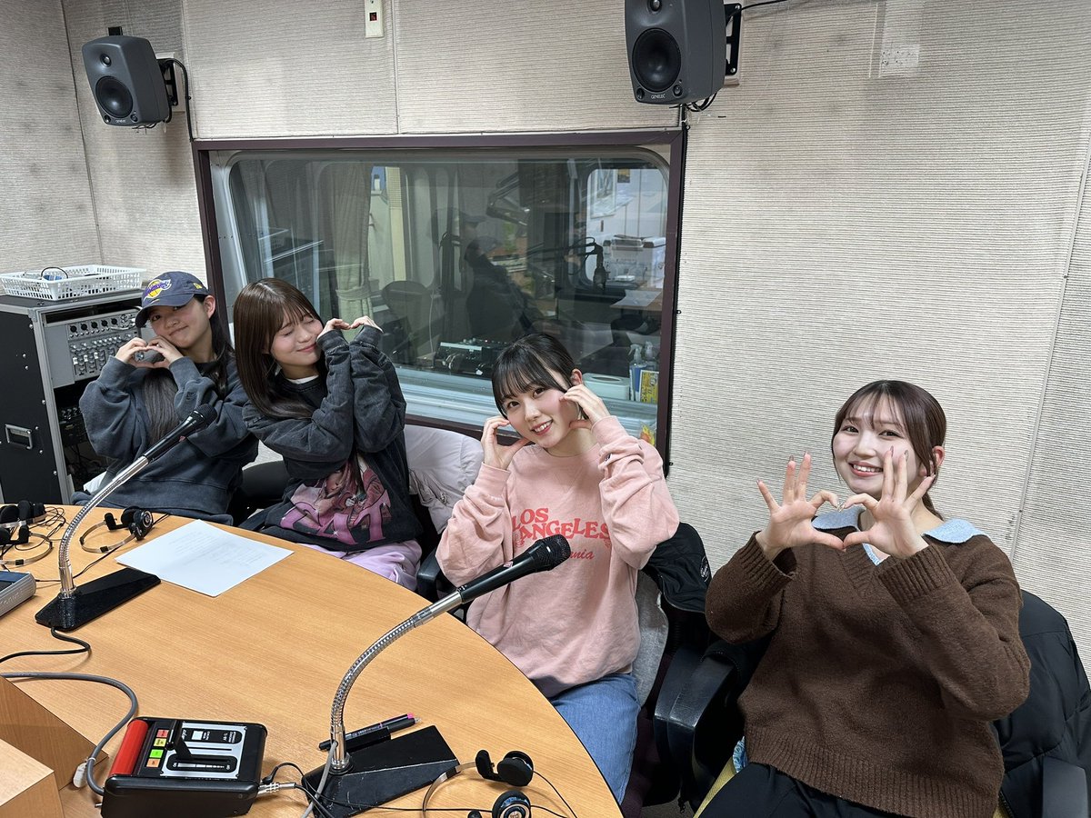 このあと10:00〜
エフエム青森にて
【りんご娘のLOVE &amp;SOLDIER 】放送です‼︎

明日はバレンタインデー🍫
どんなラブ話が聞けるのでしょうか…！
コーナー担当は #はつ恋ぐりん 💚

ぜひお聞きください♪
#ラブソル でみなさんのLOVEエピソードも投稿お待ちしております✨

___右から____