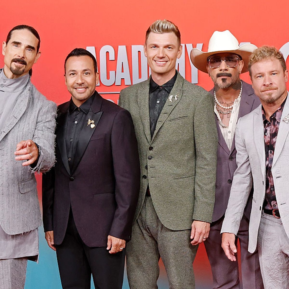 Backstreet Boys announced they’re interested in singing their iconic setlist at the 2027 Super Bowl, days after they appeared in two commercials for this year’s football game. yahoo.com/entertainment/…