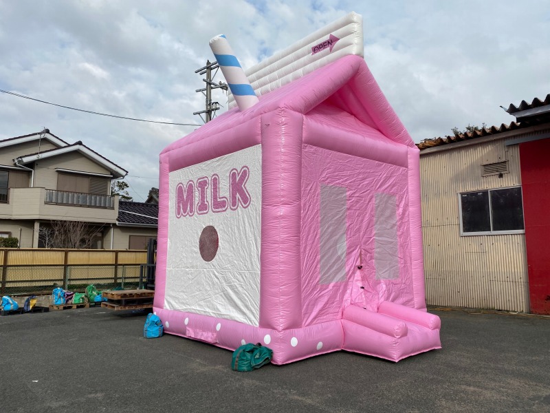 MituMuGu's tweet photo. ミルクバウンスのふわふわご紹介です。
牛乳パックをモチーフにしたふわふわで可愛らしいですね。
ストローやOPENの矢印まで再現されています。
ジャンプして遊んで身長が伸びて健康になれそうですね＼(^o^)／

インパクト抜群のふわふわはいかがでしょうか？
イベントご要望は
オフィスライズまで https://t.co/c7mDNG9Etw