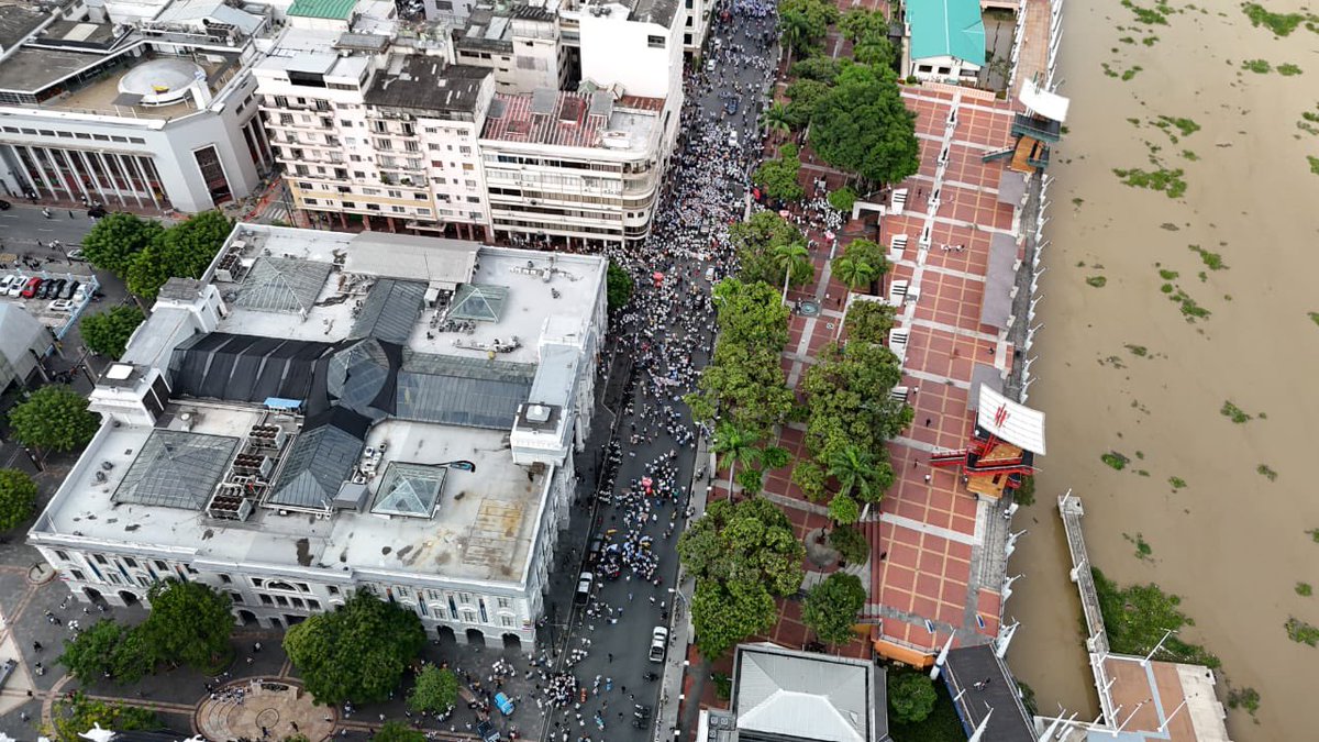 Las dos caras de Guayaquil.

Mientras los bomberos combaten un terrible incendio, cuadras más adelante salían a protestar por un delincuente.