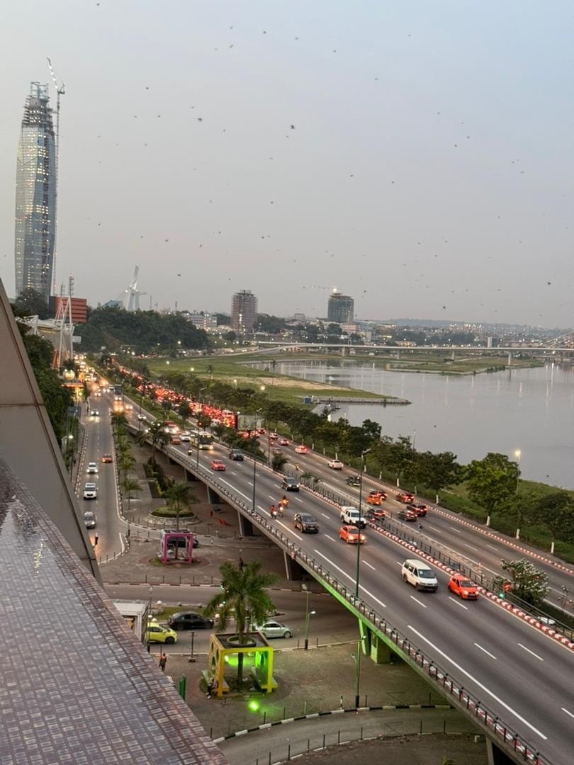 🧡🤍💚[INSPIRATION VOYAGE]✨ Vue imprenable sur le Plateau d’#Abidjan depuis le Noom Hotel Abidjan Plateau   ! 🌆
Un panorama qui fait battre le cœur de la ville ✨
#Abidjan #PlateauAbidjan #NoomHotel #CôtedIvoire #CityVibes #TravelCI #InstaAbidjan #CôtedIvoireTourisme
