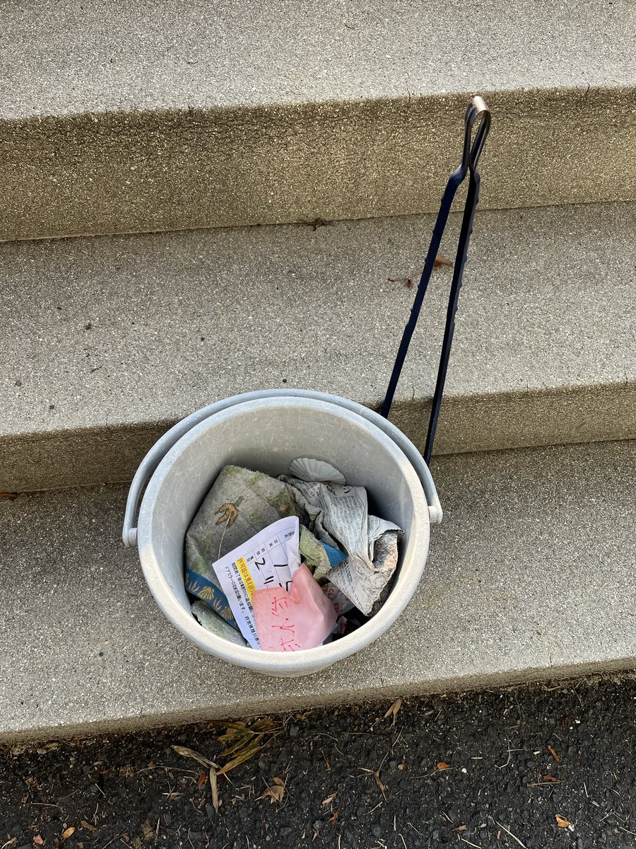 暖かい朝、歩道はキレイに。
…でも川は違いました。

雨で流れ着いたゴミ袋が、水面にいくつも。
その横をカモが泳いでいる光景、正直複雑です。

見て見ぬふりはできないので、
近々また「釣り上げ」行きます。