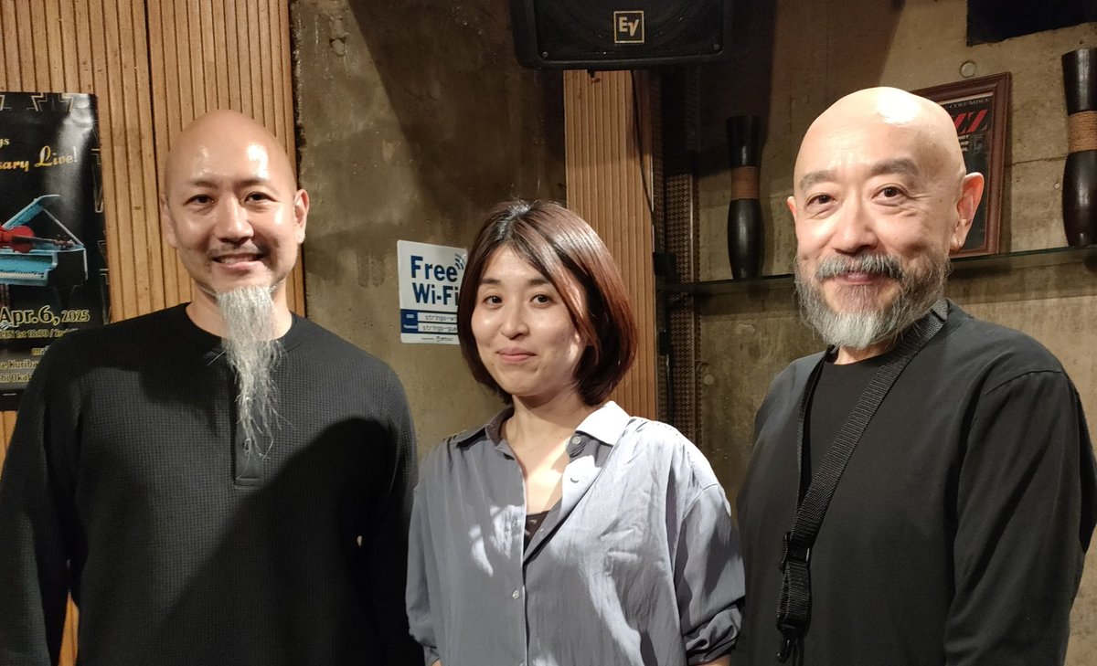 chiminkim591570's tweet photo. 昨夜。
めっちゃ楽しかった。
ギター素晴らしいし
声のように重なるアルトサックスとフルート。歌うのが楽しい。
寒い中、お集まり頂き本当にありがとうございました。今年もマイペースに歌っていきます。
またお会いしましょう。
Chimin
@jujuinoue
#Chimin #馬谷勇 #井上JUJUヒロシ https://t.co/uqsoayABNd