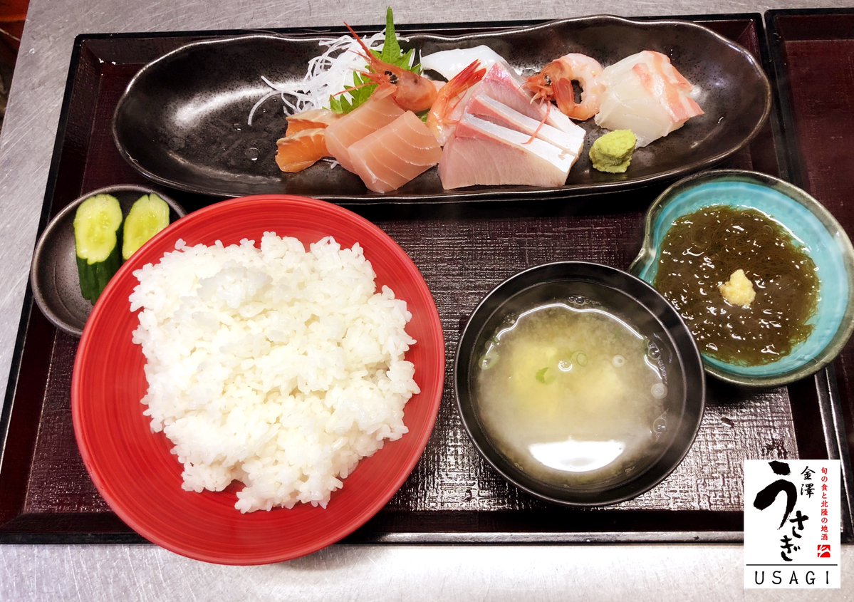 kanazawausagi's tweet photo. 今日は刺身定食🐟
サーモン・ブリ・えび・白身を一皿で。ごはん＋味噌汁でしっかり、もずくの酢の物でさっぱり。
#金沢 #片町 #金沢居酒屋

https://t.co/vaQUTCQM9N https://t.co/O7q8sWcOGO