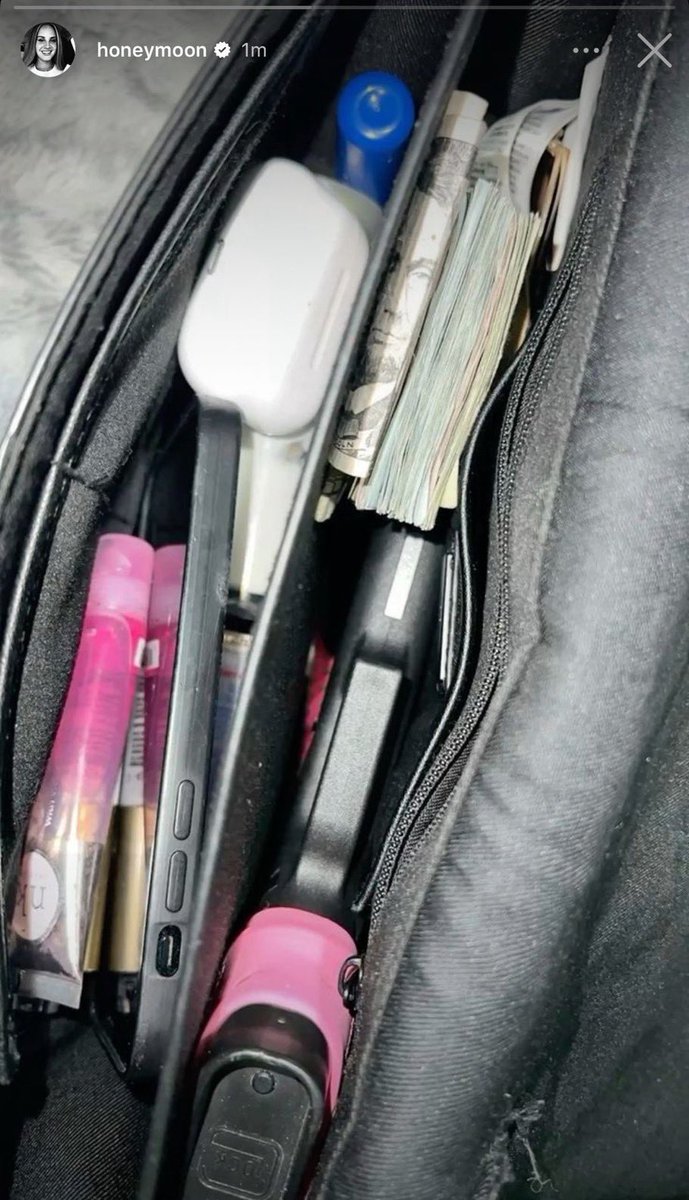 lana del rey posted a story showing whats in her bag😭😭😭