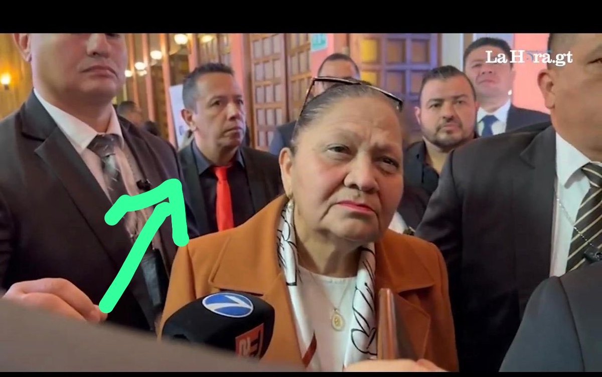 #URGENTE | Plan B de Consuelo Porras. Mañana, la Fiscalía de Patrimonio Cultural de Antigua tendrá una audiencia unilateral con Víctor Cruz, en la que pretende solicitar orden de captura contra Astrid Lemus. Hoy vimos a Saúl Sánchez, jefe de esa fiscalía, junto con Consuelo