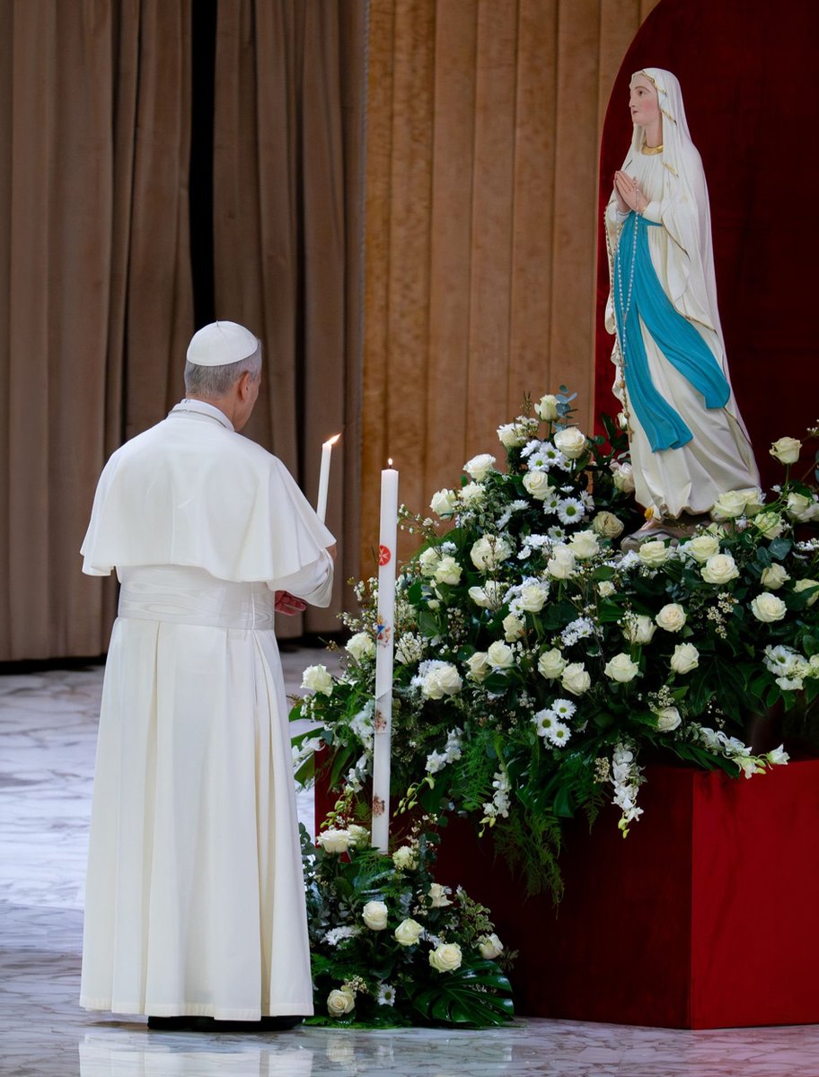 CatholicCassie's tweet photo. Pope Leo prays with Mary https://t.co/NMuOE1Fnyr