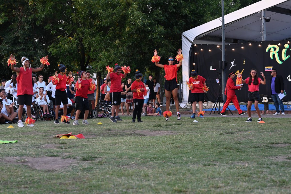 ¡Las presentaciones por los cierres de nuestras #ColoniasDeVerano llegaron a su fin! En el polideportivo Almirante Brown de El Talar, vivimos una tarde llena de música y diversión junto a su comunidad. ¡Hasta el verano que viene!