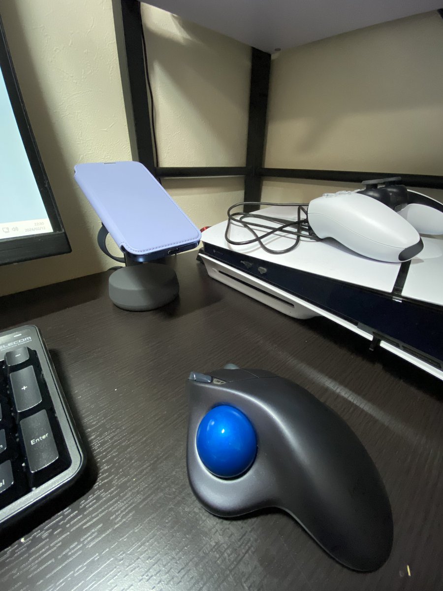 ikuo40's tweet image. おはようございます☀️

充電器セッティング完了✅🔌
立体方向に広がったので、空間がスッキリした😆✨
#ベルキン
#belkin 
#WirelessCharging