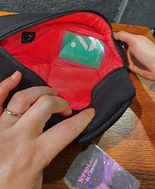 SoRaxx2001's tweet photo. 【ペンラバッグ】
コンサート会場に行くと荷物が嵩張りますよね。ペンライトの他に会員証や交通系ICカード、クレカ、リップ、のど飴なども一緒に入ります♡

🩶グレー🩶20個限定!!
https://t.co/hLoXsSzFFL

🩷ピンク🩷17個限定!!!
https://t.co/3EmHyUDc7Q https://t.co/Ao894pMdGO