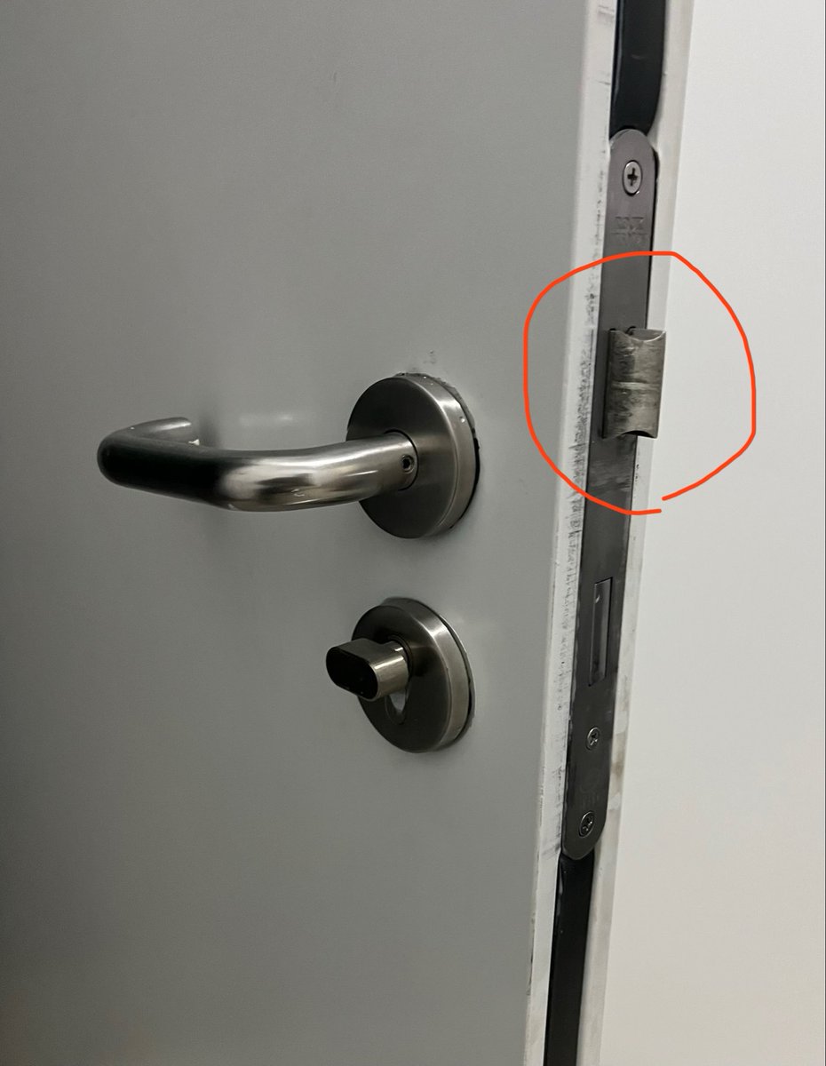 tobi_shokunin_'s tweet image. ドアのこの部分を何と言うか知ってますか？
“ラッチ”というんですね。初めて知りました。

で、中国語では何と言いますか？
「舌頭」とか「鎖舌」というんですね。

うちの施設担当が「舌が、舌が」言うから何のことかと思ったら、ドアの不具合の理由でした。まだまだ知らん単語ばかりです

#中国語